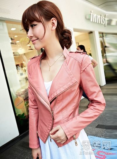 最新的秋装和照片上穿的是一个时髦的女孩。