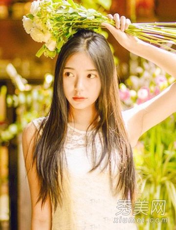 最新的女孩发型设计与长发和最小脸型相匹配。