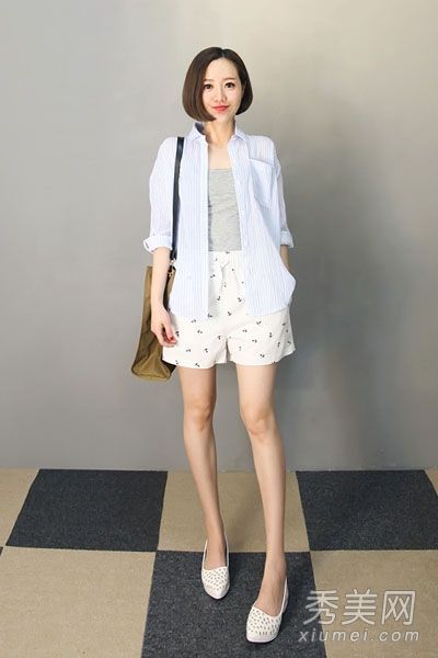 如果羊毛衫或衬衫很薄,就卷起袖子