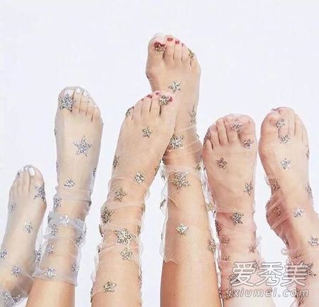 年轻女孩心型的明星袜穿什么鞋好看?