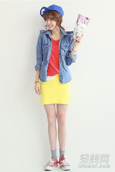 四月春游的舒适帆布鞋很流行。