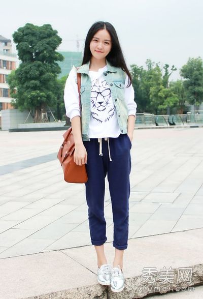 背心式开襟羊毛衫是秋季两件套的必备单品。