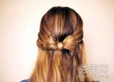2013年最流行的蝴蝶结发型可以在2分钟内轻松完成。