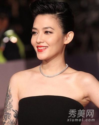 女演员范晓萱展示时尚女性的时尚发型