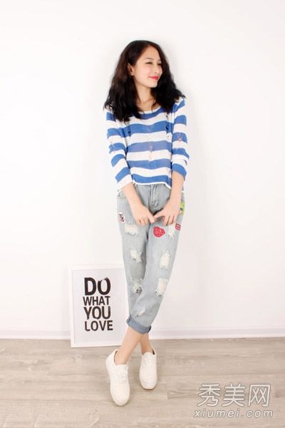 牛仔裤配什么样的鞋子?运动鞋很好。