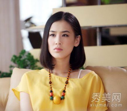 黄圣依展示白领优雅的工作发型