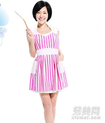 小克里斯蒂娜领着那个剪短头发后变红的女演员。