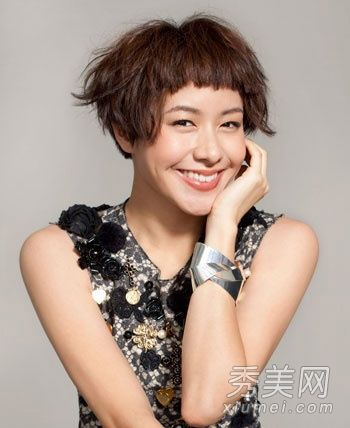 女演员喜欢超短的刘海。马苏里·孙力是新鲜的。