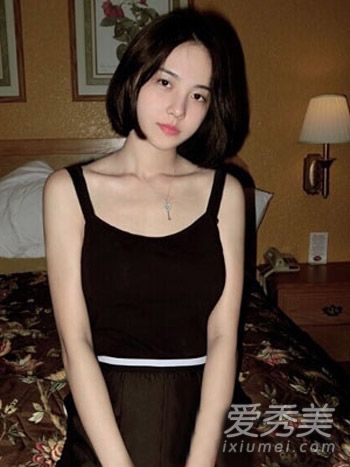 圆脸和面部化妆发型设计的特点是短发非常醒目。