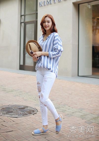 条纹长袖衬衫配紧身裤非常简单时尚。