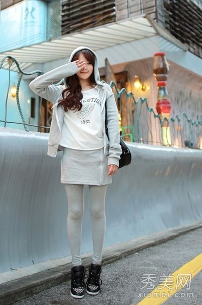 略胖女孩的衣服符合她的个性，她的衣服看起来很苗条。