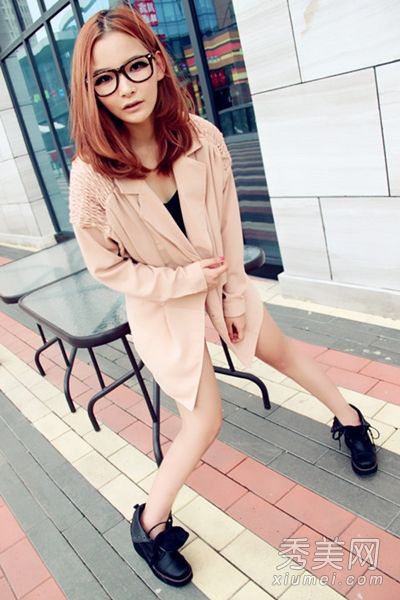 在深秋,穿风衣御寒是一种时尚。