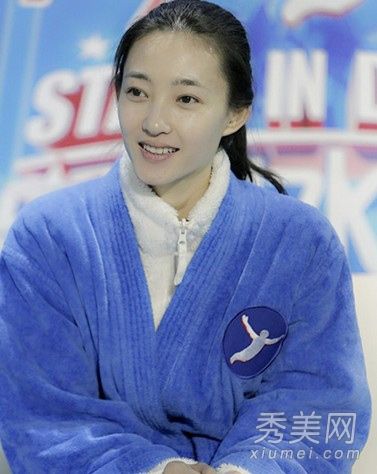 裸体女神克劳迪娅展示了一个突出气质的新发型。