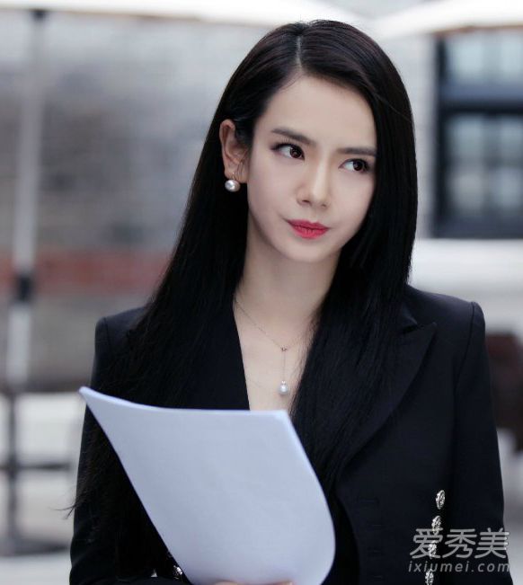 每个人都在缩短戚薇,但他却在变长。事实上,黑色、长而直的头发是女神的标准。