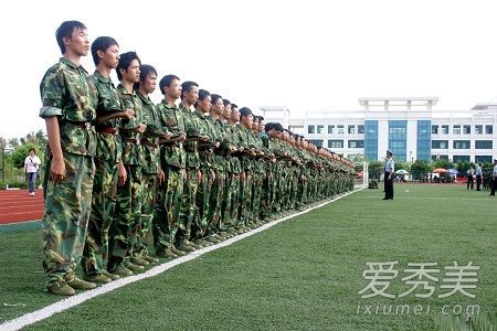 军训时我可以戴隐形眼镜吗?军训时我能穿漂亮的学生服吗?