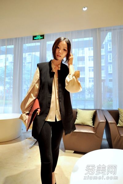 如何在初夏搭配一件时尚背心来完美换季