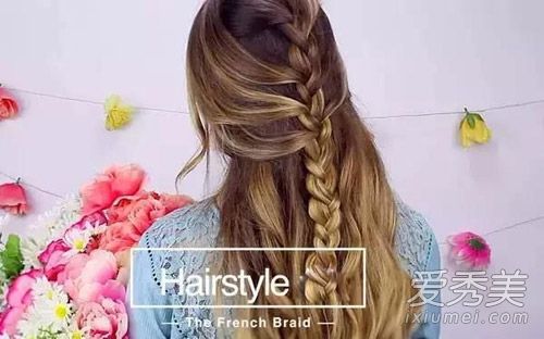 在夏天,这种松散的发辫比公主的头更漂亮。