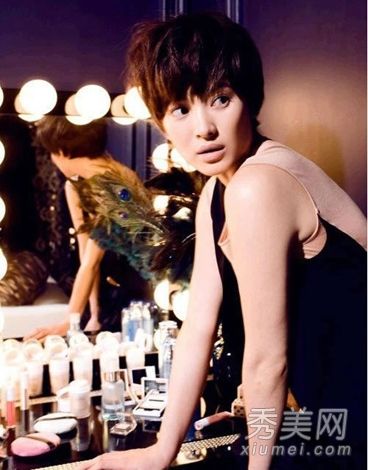 孙俪是女主角,有着男子气概的头,仍然性感美丽。