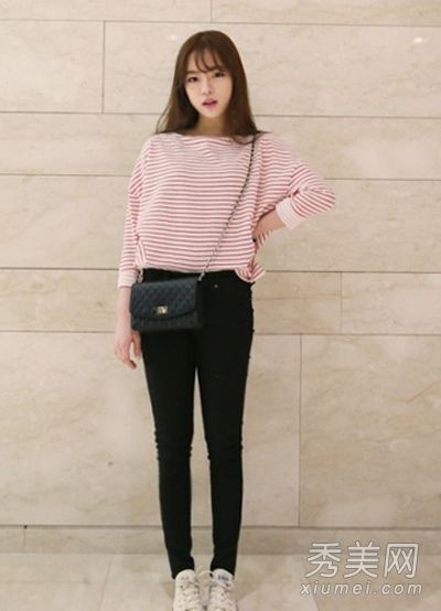 春夏之交,高腰小裤腿穿起来好看,身材好。