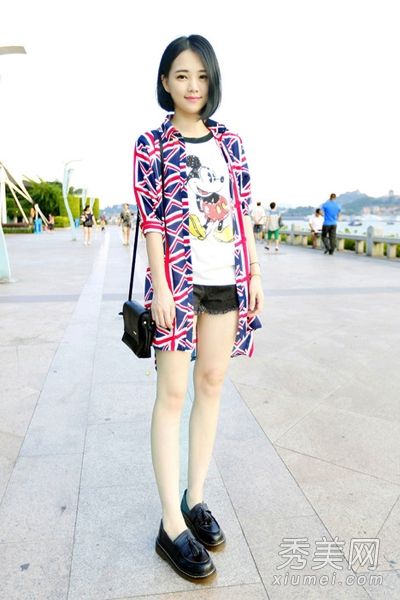 长衬衫搭配t恤+短裤吸收阳光的魅力