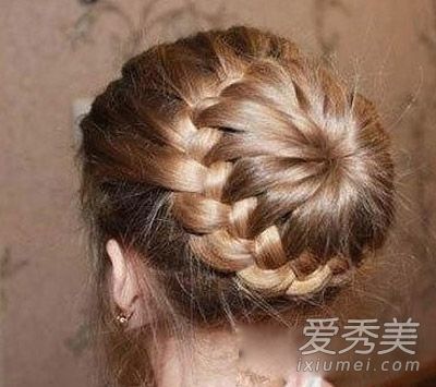 一分钟内就能演示出制作球和打结的技巧。