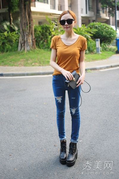 初秋实用的简单t恤配牛仔裤