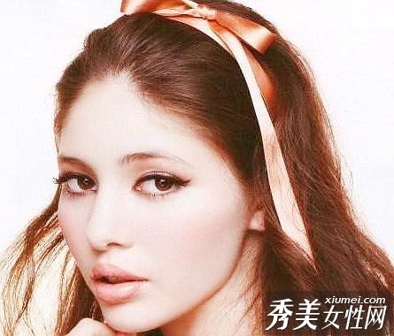 甜美的唇妆,辛辣的眼妆,关注焦点