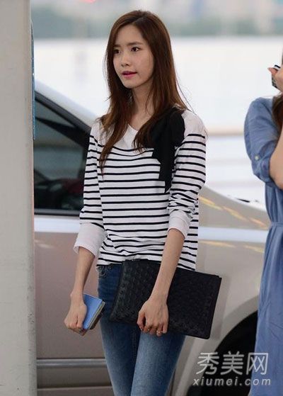 学习林尹安的裸色衬衫+牛仔裤，纯净而有活力