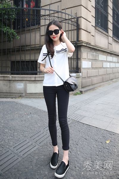 白色t恤和裤子经典而时尚