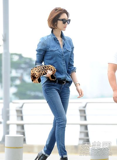 牛仔衬衫搭配展现初秋的经典与实用