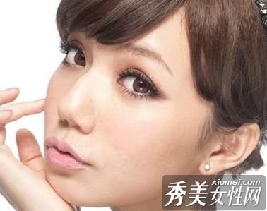 深沉的感觉和长长的眼妆让眼睛更加美丽。