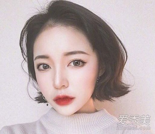时尚女孩们正在熨烫这些短发女孩。请把它们拿走