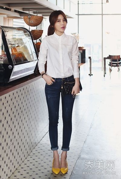 长袖夹克配牛仔裤在初秋很流行。