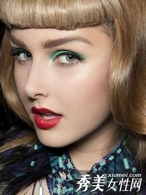 鲜艳的颜色是春季眼孔和化妆的关键。