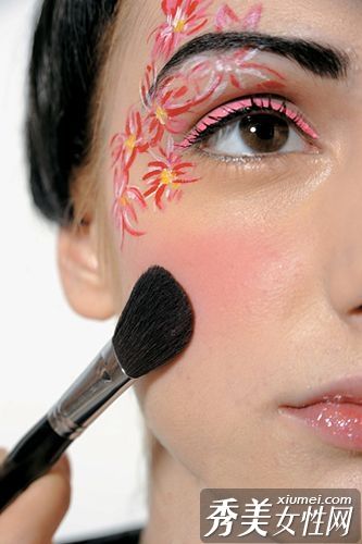 大师在2011春夏展示时尚火花妆