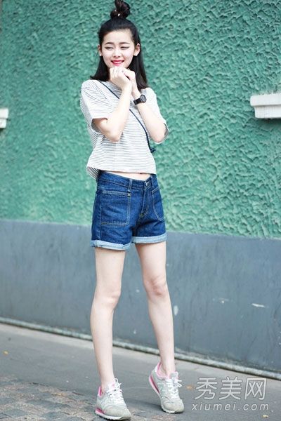 雨天推荐的短裤+运动鞋既时尚又方便。