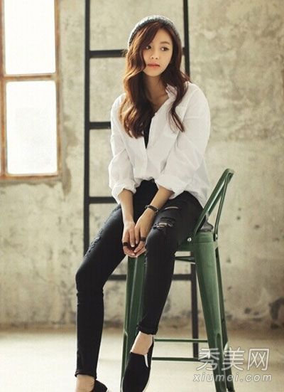 黑白服装搭配展现出苗条和气质。