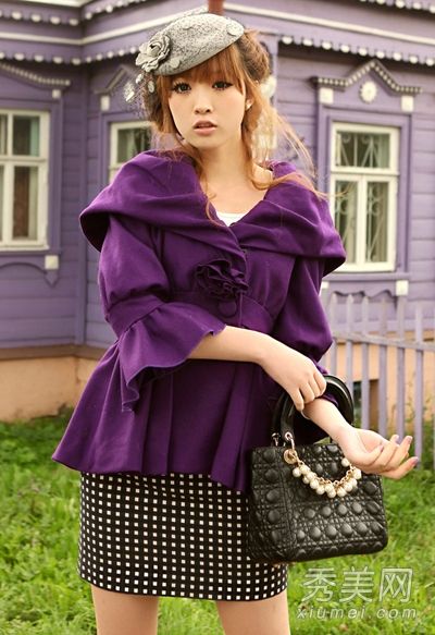 秋天,女士们在与风相配的时候会穿上优雅迷人的服装。