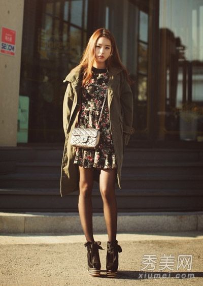 大衣外套与时尚和美丽的女孩巧合