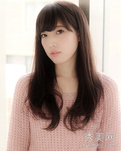 瓜子脸的女孩比短发更适合留长发。