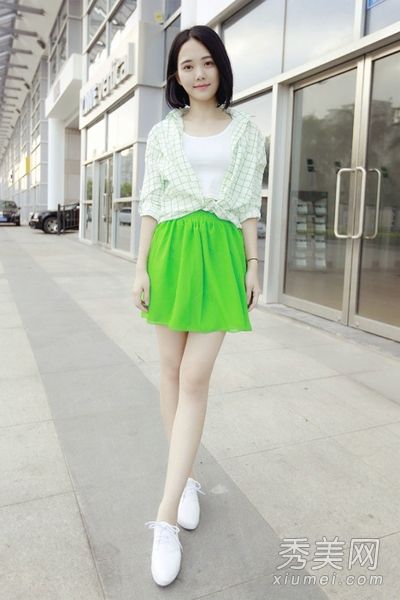 夏末，衬衫和裙子都很漂亮，穿起来很优雅。
