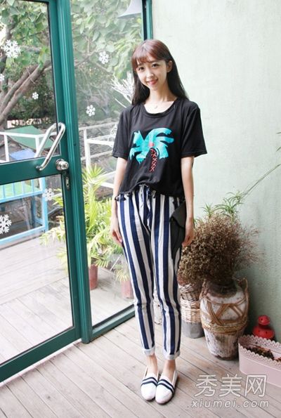 带卷边打底裤的t恤复古英伦风格