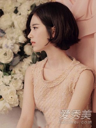 短发实际上很有吸引力。这些矮个子女孩更合适。