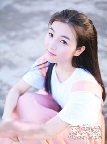 如何把圆脸和长发打成好看的样子?女士的韩式半领带发型。