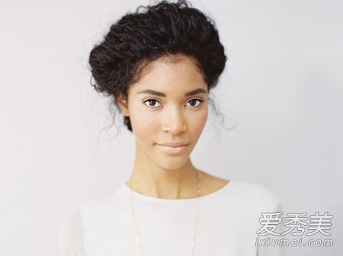 爆炸头没希望了?把它梳成一个盘子,让它变得漂亮。