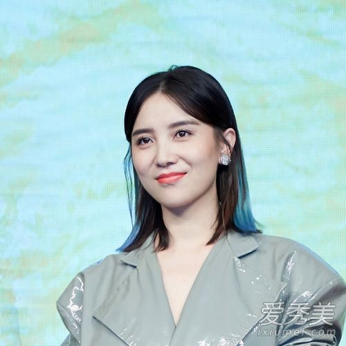 小宋佳是短发世界里的“肩并肩”。她的妆每天看起来都一样。