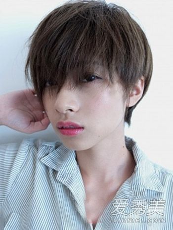 长脸短发的女孩有9种风格来展示她们的气质