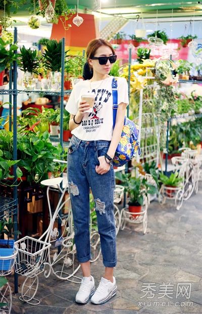 t恤搭配牛仔裤+运动鞋休闲装扮