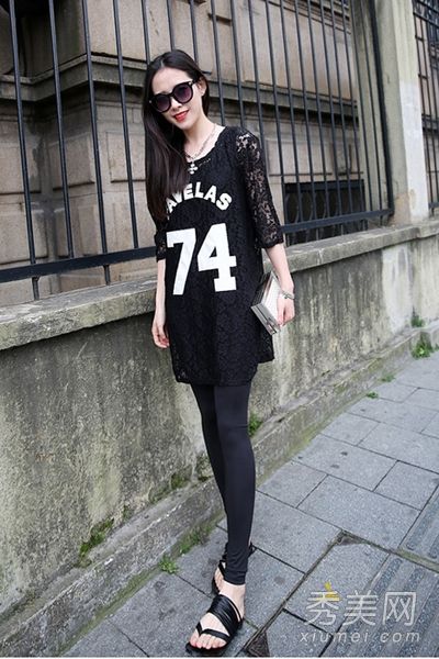 略胖的女孩穿着长t恤+绑腿皮肉