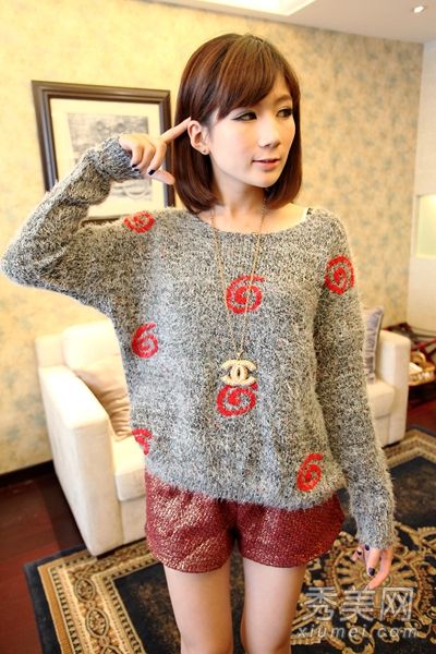 秋季时装用毛衣来穿时髦的形状。